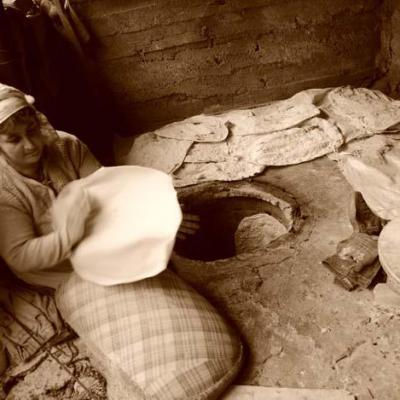 Наши предки пекли лаваш в тонире, и этот ритуал во многих деревнях сохранился до наших дней.