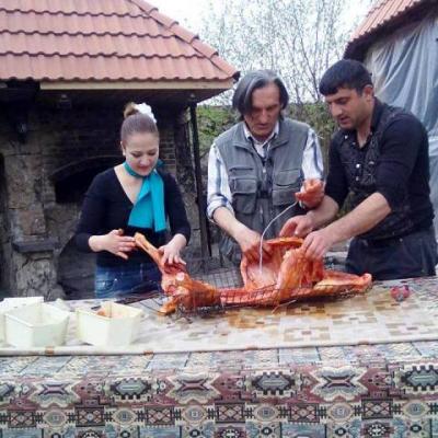 Устраиваются мастер-классы по приготовлению хороваца и лаваша, который печется в тонире, и при желании каждый посетитель может поучаствовать при приготовлении блюд