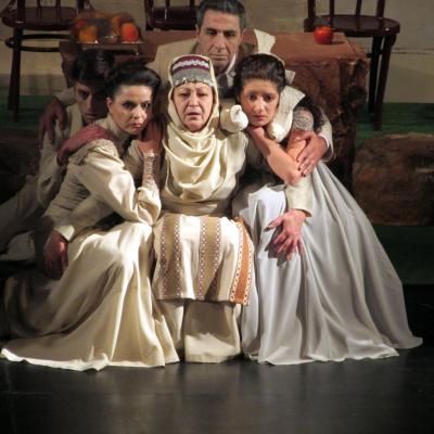 Сцена из спектакля 'Один день памяти' по пьесе Карине Ходикян в постановке Ваге Шахвердяна
