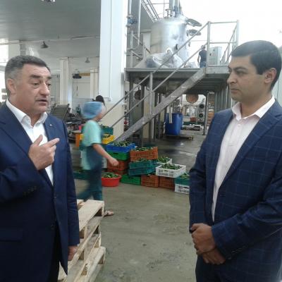 Губернатор Вайоцдзорской области Арутюн Саргсян и учредитель и директор Егвардского консервного завода Саргис Погосян