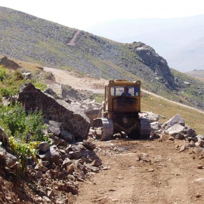 В амулсарском же проекте предлагается не только добыча массовыми взрывами (что нарушит водоводный тоннель), но и переработка руд цианидами