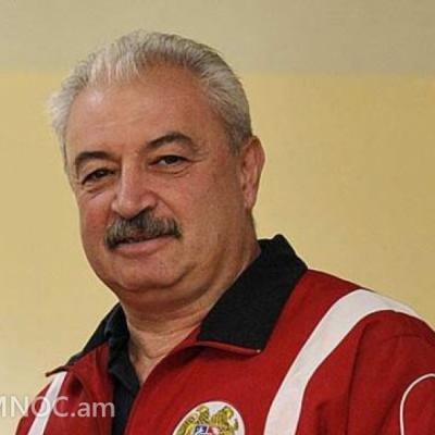 Главный тренер женской сборной Армении по тяжелой атлетике Арташес Нерсисян готовит команду к чемпионату мира в Хьюстоне
