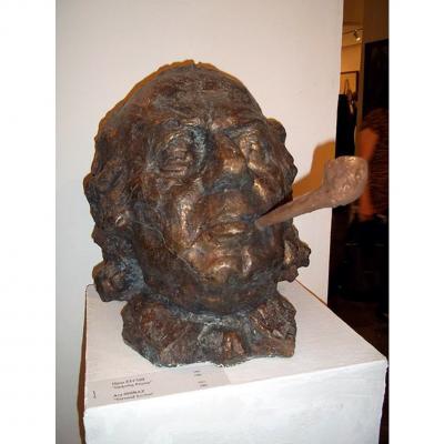 Исторические герои и современники, люди и символы, изваянные в бронзе, мраморе, вырубленные из дерева и гранита, прорастающие из глыб известняка, кующиеся из металла и меди