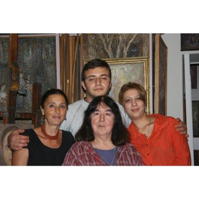 Выставка уникальна и тем, что в экспозиции представлены картины не только Мастера, но и его детей - Лавинии, Вазгена и Зулейки