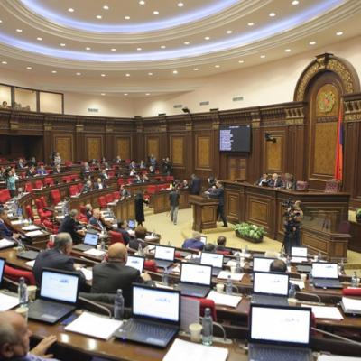 Обсуждается в первом чтении проекта закона 'О компенсации ущерба, причиненного здоровью или жизни военнослужащих во время защиты РА', называемого в народе законом о 1000 драмов