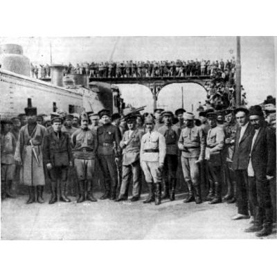 Киров, Микоян, Орджоникидзе и Левандовский среди красноармейцев в Баку. 1920 г.