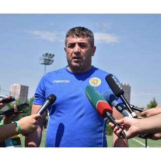 Сборная Армении до 19 лет под руководством главного тренера Артура Восканяна провела открытую тренировку и пообщалась с журналистами