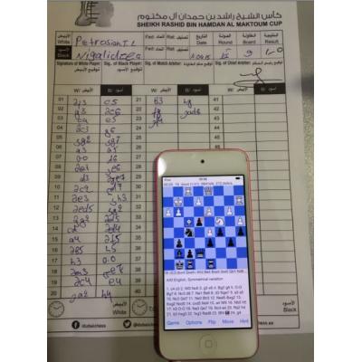 Смартфон с шахматной программой и бланк партии между Тиграном Петросяном и Гайозом Нигалидзе, уличенным в мошенничестве на турнире в Дубае