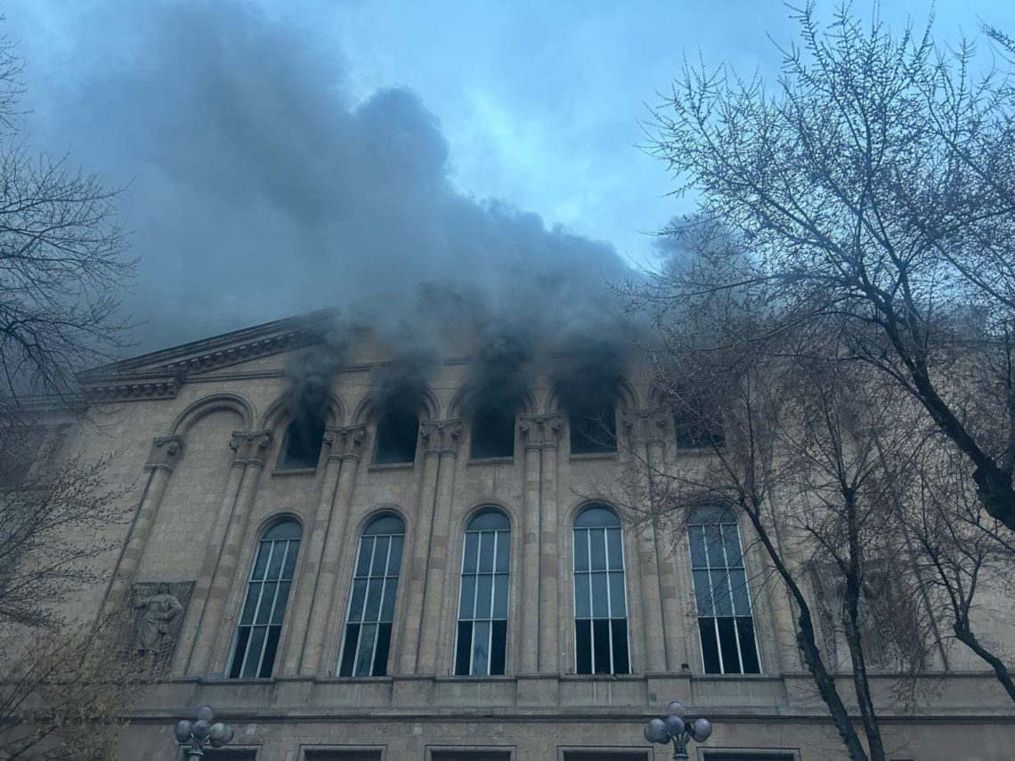 В Ереване загорелся бывший Дом культуры завода КанАЗ